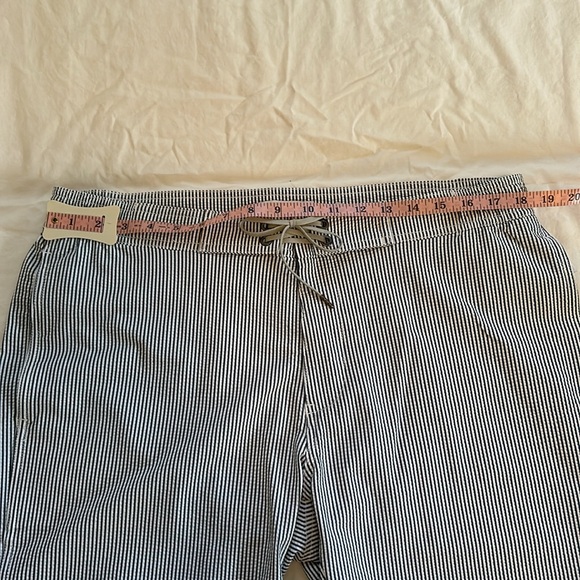 EUC 🐠 Onia Men’s Swim Trunks - seersucker fabric, side and back zip pockets. - Picture 7 of 9